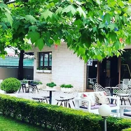 מלון Ambasador Garden 4*